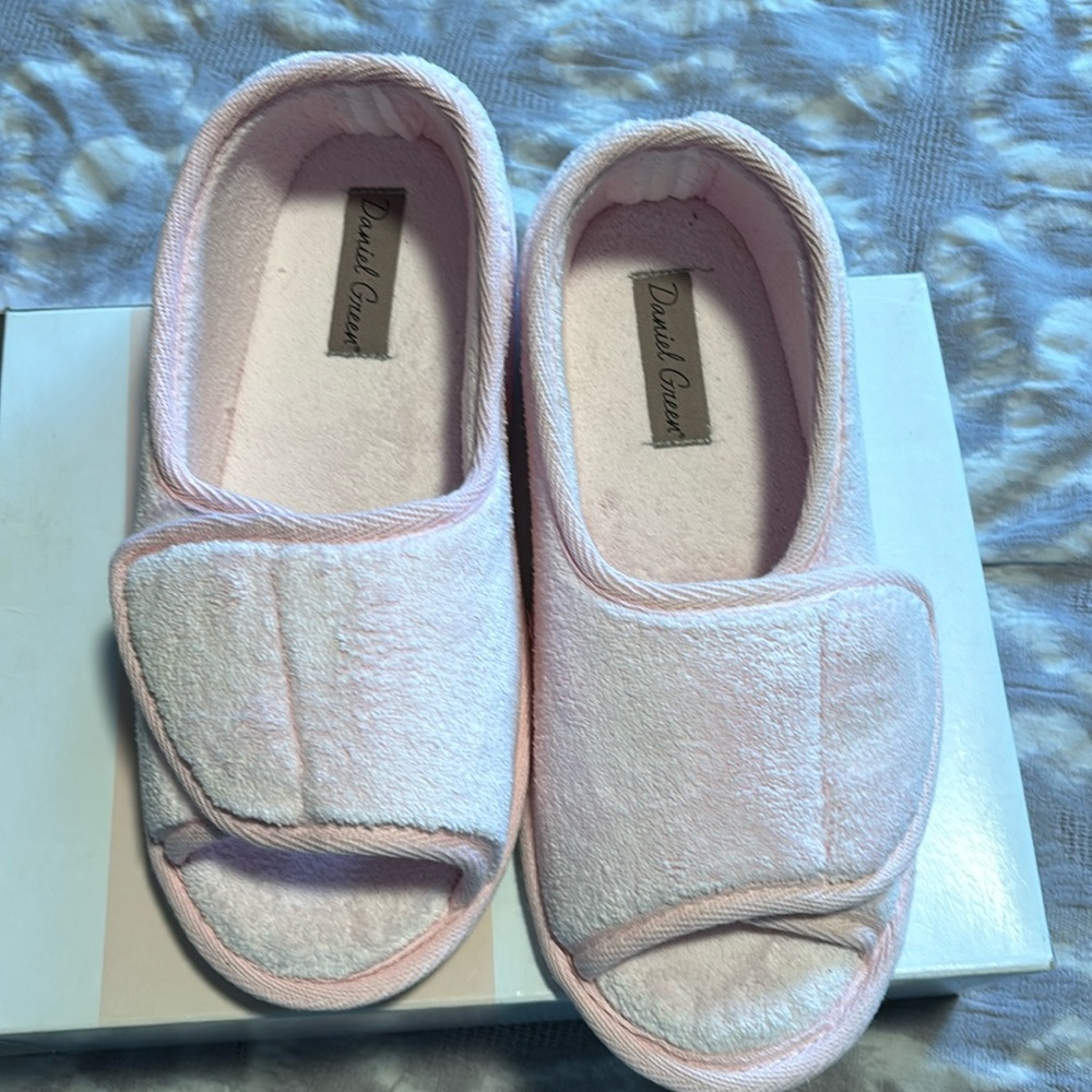 Tara by Daniel Greene washable slippers size 7 wide. NEW